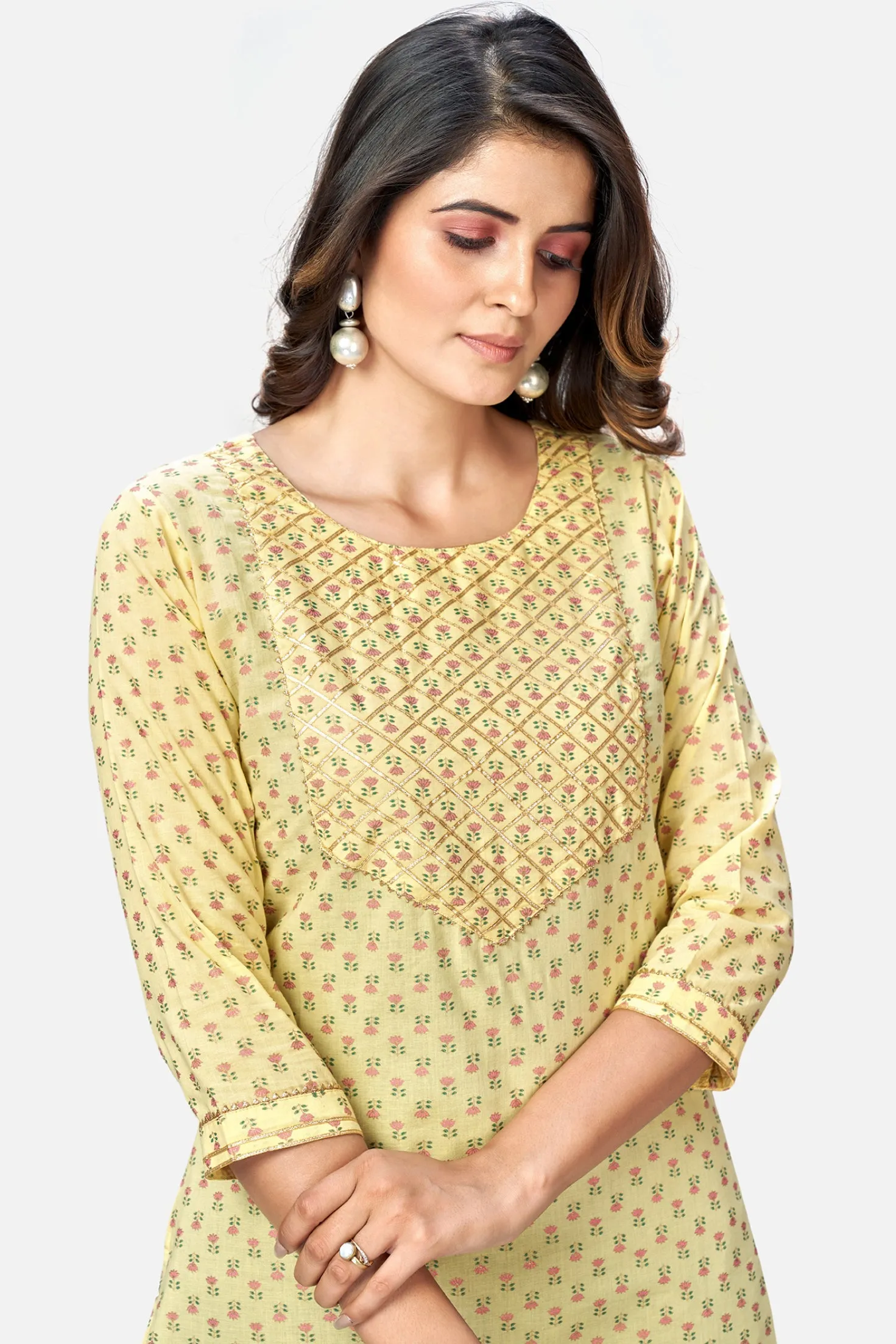 Women'S Foil Print & Gota Patti Work Straight Cotton Yellow Kurta Pant With Dupatta